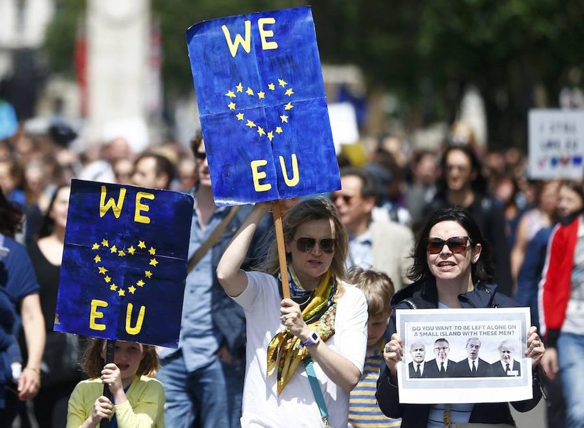 Miles de personas se manifiestan contra el Brexit, en imágenes