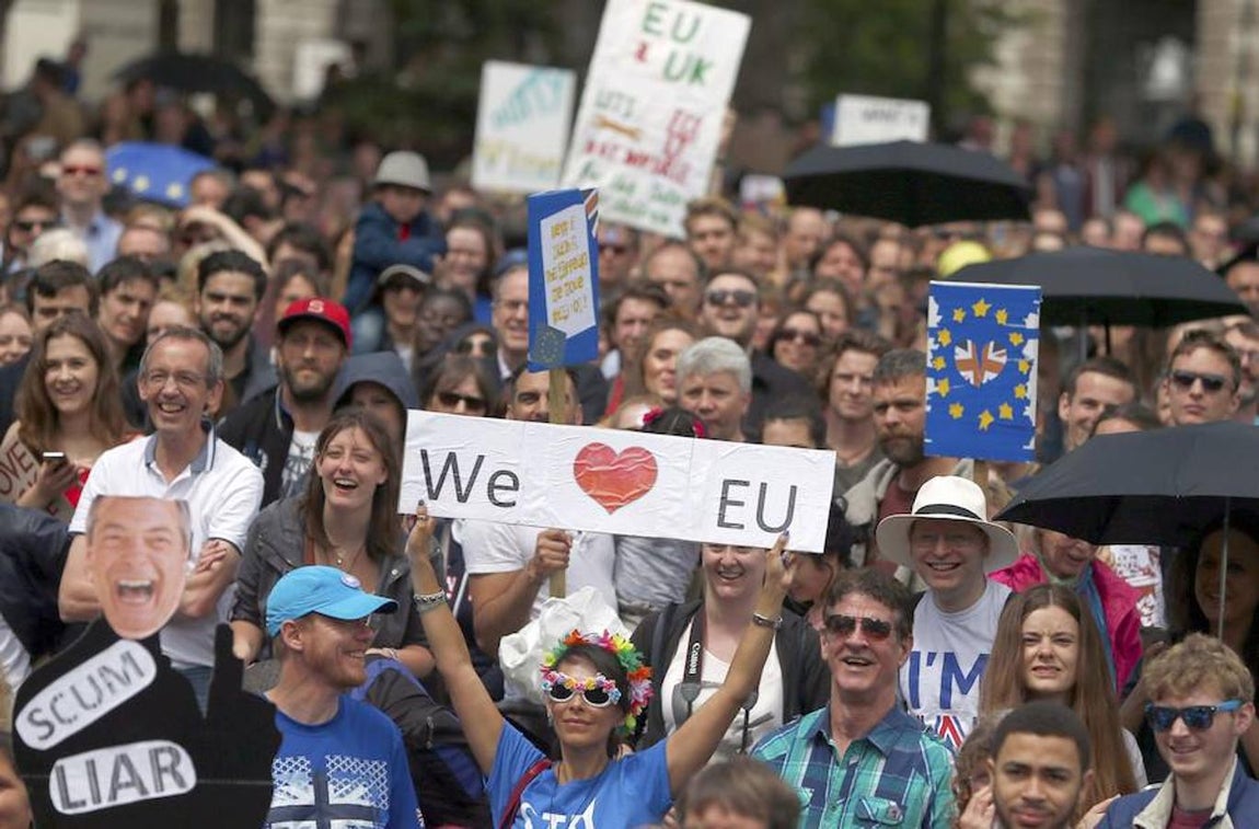 Miles de personas se manifiestan contra el Brexit, en imágenes