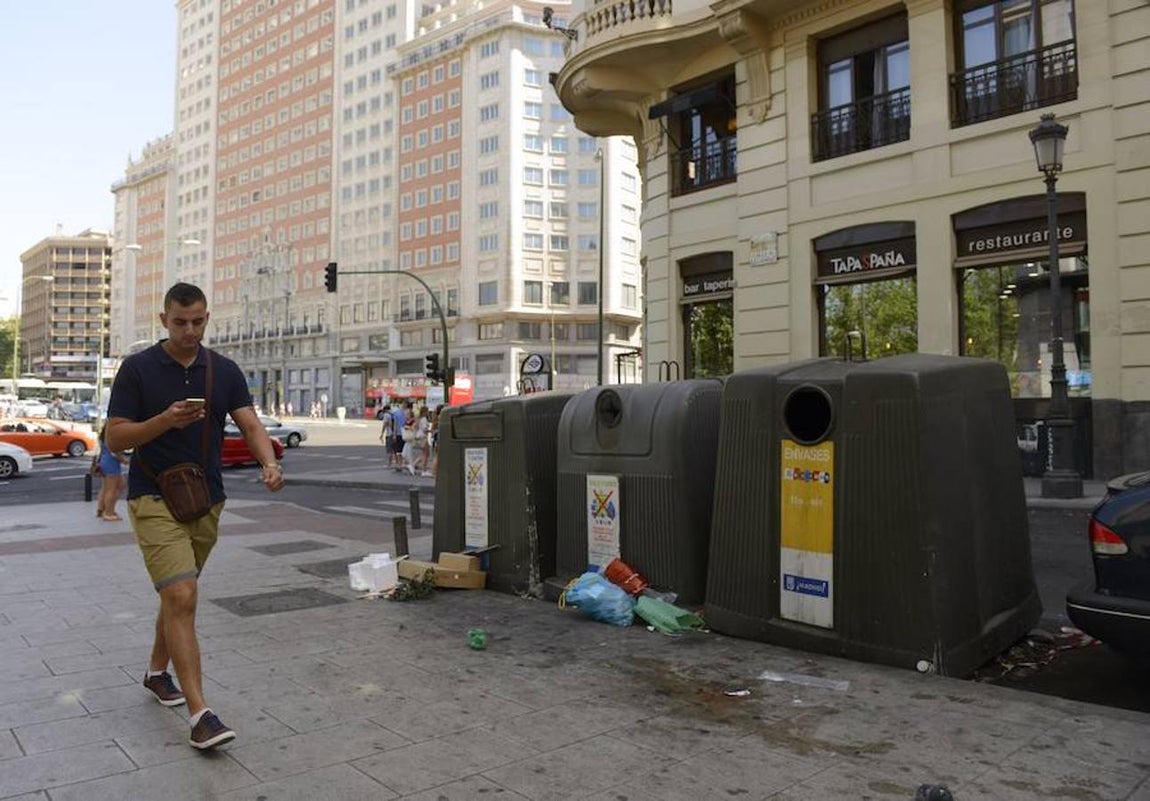 1. Un joven pasea por la emblemática Plaza de España, llena de basura y desperdicios