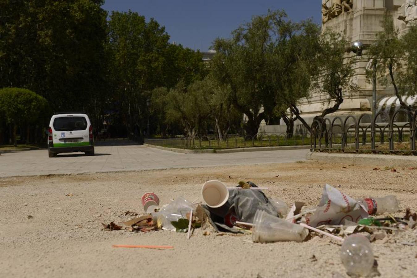 La basura inunda el centro y Malasaña bajo la inacción de Manuela Carmena