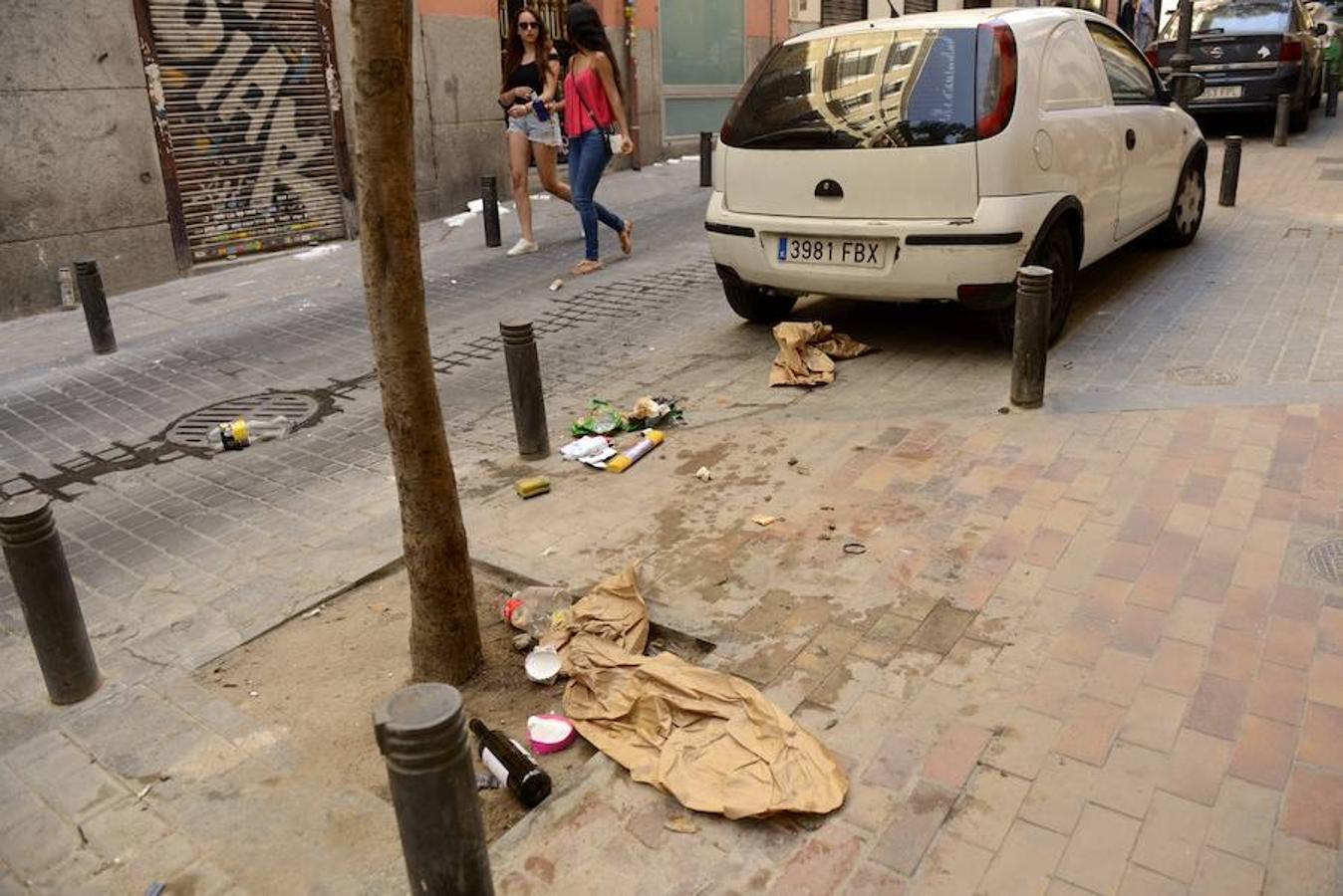 6. La suciedad se hace evidente en la vía y las aceras de la calle Pizarro