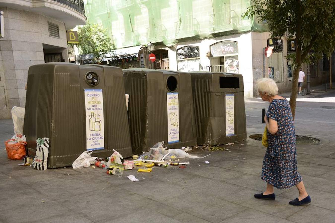 8. Una vecina observa la plaza de Carlos Cambronero, uno de los «puntos negros» de la capital