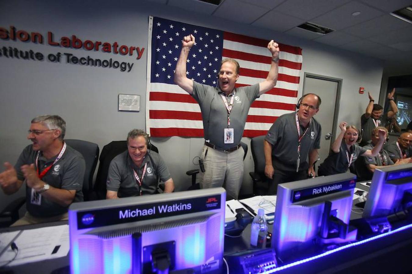 Rick Nybakken, director del proyecto Juno celebra desde el Laboratorio de la NASA la llegada de la nave a Júpiter. 