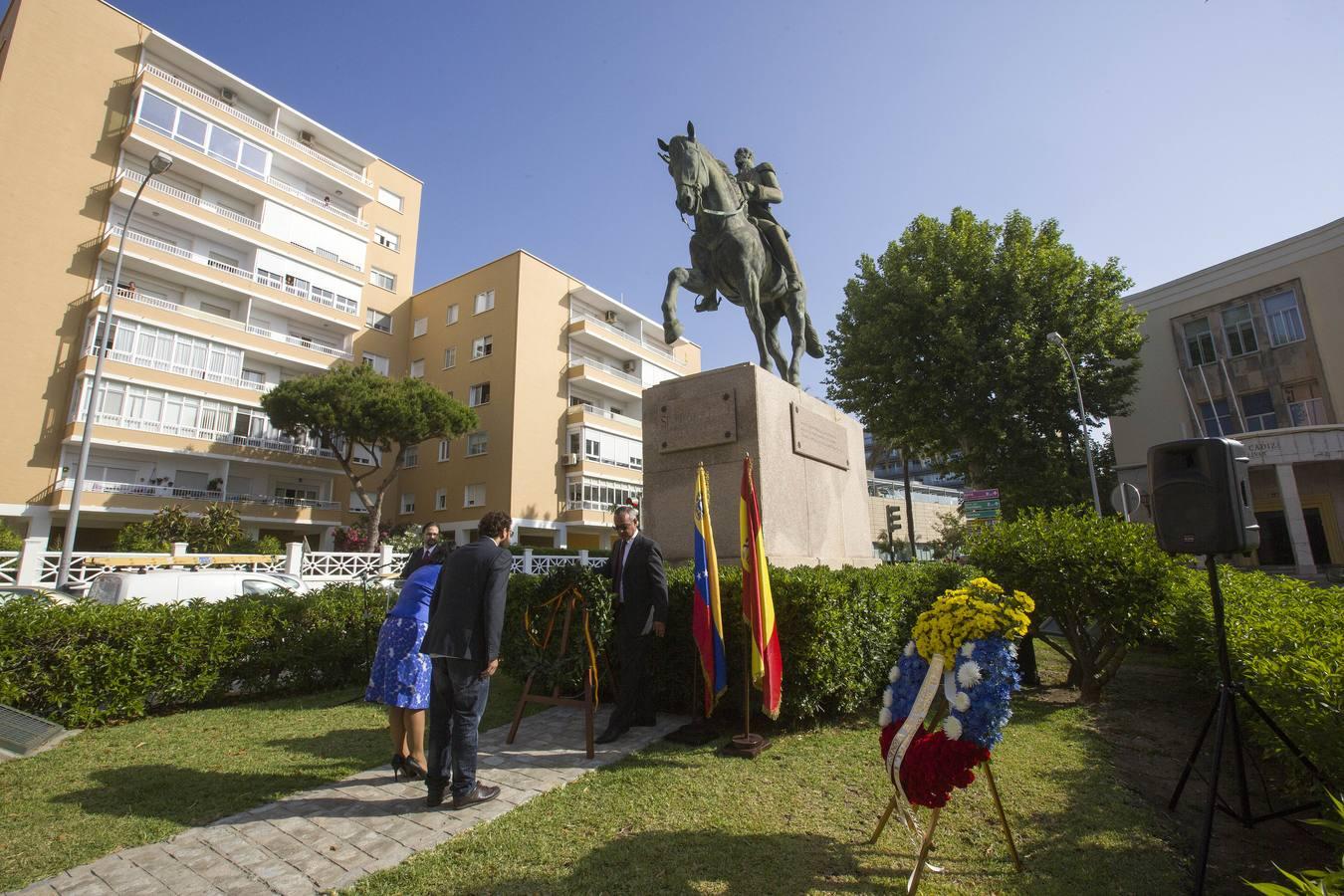 Ofrenda floral ante el monumento de Simón Bolívar