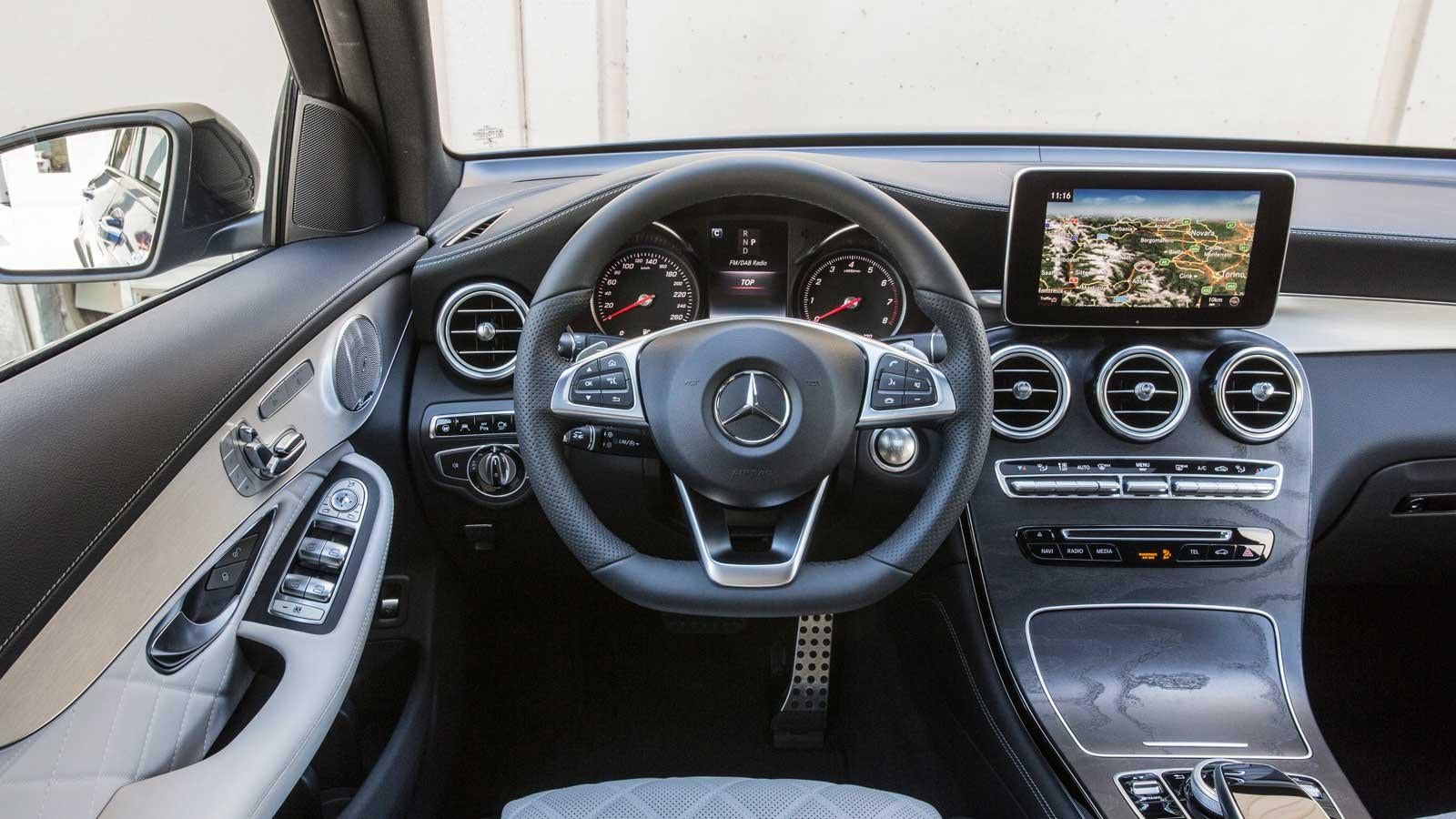 Imagen del ergonómico puesto de conducción del nuevo GLC Coupé. La calidad no admite reproches