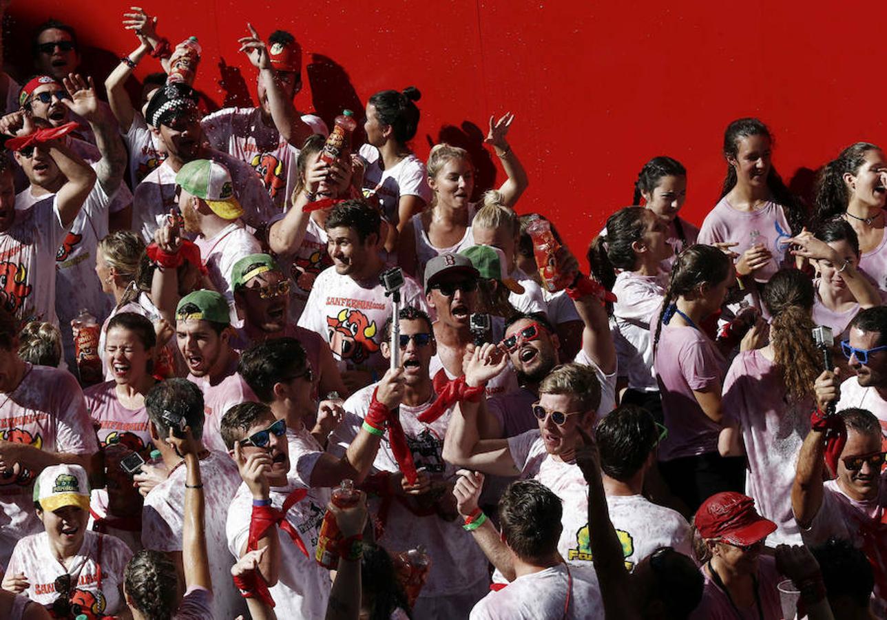 Jovenes agrupados celebran el arranque de los sanfermines de este año. 