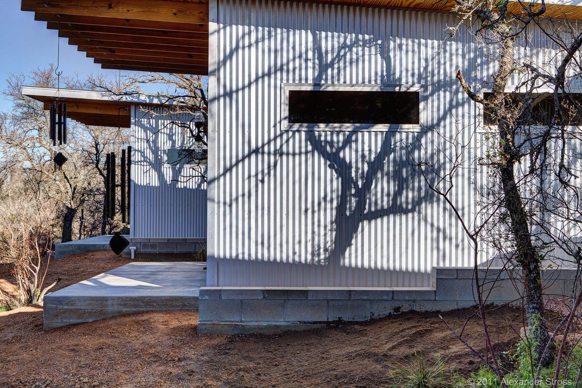 Ocho amigos construyeron un pueblo para estar juntos. A las afueras de Austin, Texas, cuatro hectáreas de terreno albergan las cabañas ecológicas de cuatro parejas de amigos que decidieron apostar por estas más cerca unos de otros y de la naturaleza. Con la ayuda del arquitecto Matt García e inspirados por el movimiento de las min-casas han creado un entorno respetuoso con el medio ambiente que potencia la vida en comunidad pero deja un espacio para la intimidad de cada pareja.
