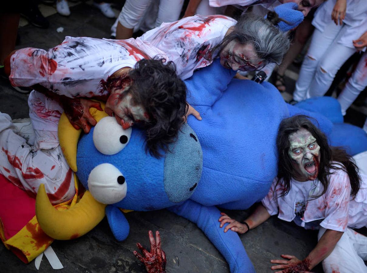 Varios zombis atacan a «Mister Testis» durante su recorrido hacia la Estafeta. 