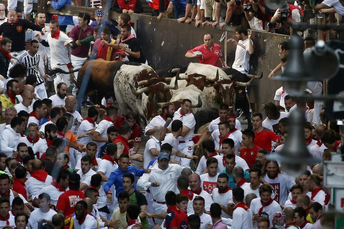 El momento de mayor tensión se ha vivido en el tramo de Telefónica, donde varios toros han arremetido contra el vallado y los mozos que estaban en la zona. 