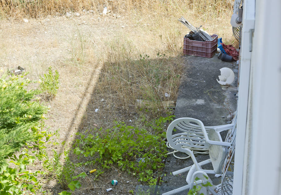 3. Alrededores de la casa, con desechos y una silla tirada por el viento