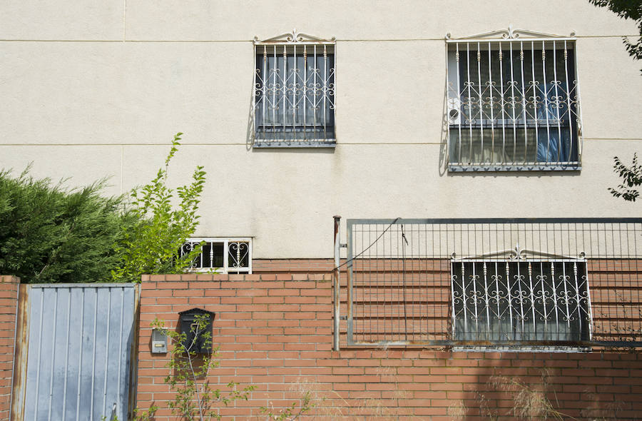 7. Toda la casa, con apariencia de estar abandonada, cuenta con rejas, cerrojos y paneles