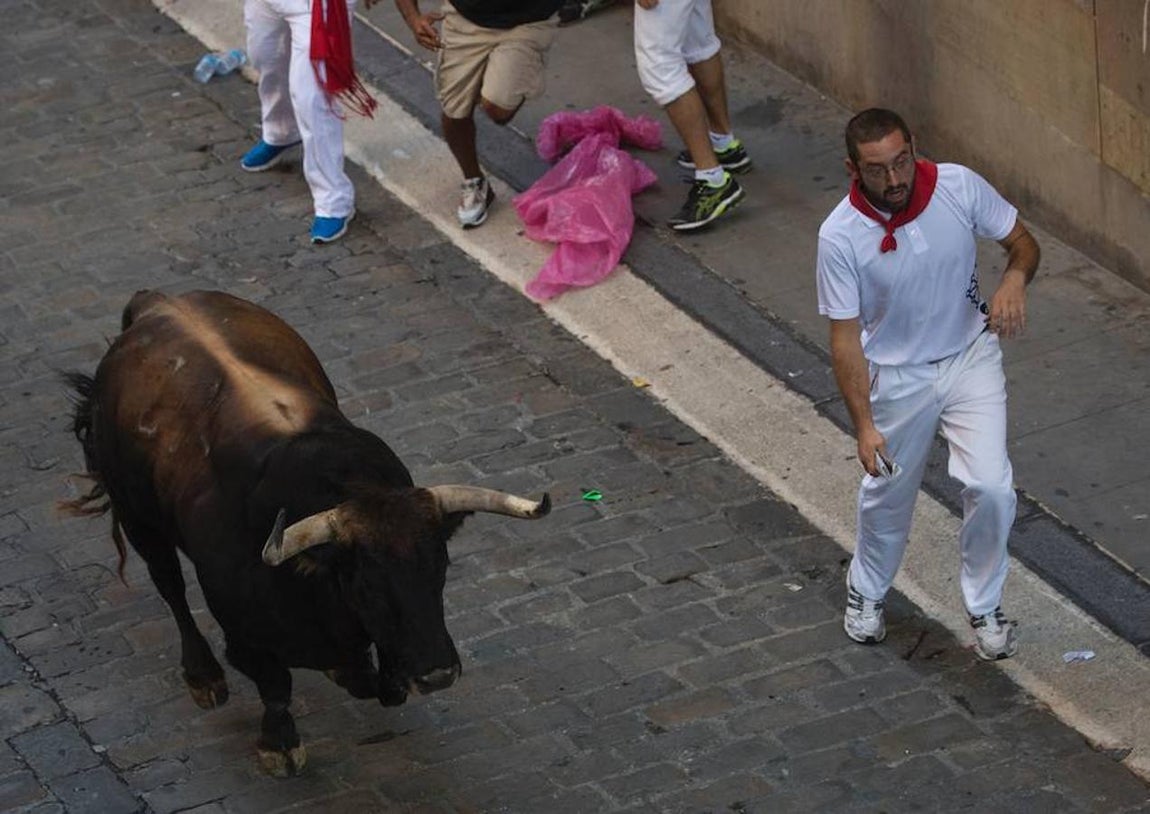 Ha dejado 4 heridos, tres de ellos mayores de 25 años y uno que tiene entre 18 y 25 años. Uno de ellos grave por una contusión craneal. 
