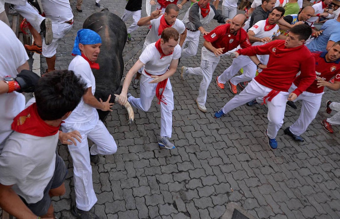 Solos y sin cabestros han corrido los toros de Cebada Gago en un encierro muy complicado en el que los astados se han escurrido varias veces y hemos visto varias embestidas. 