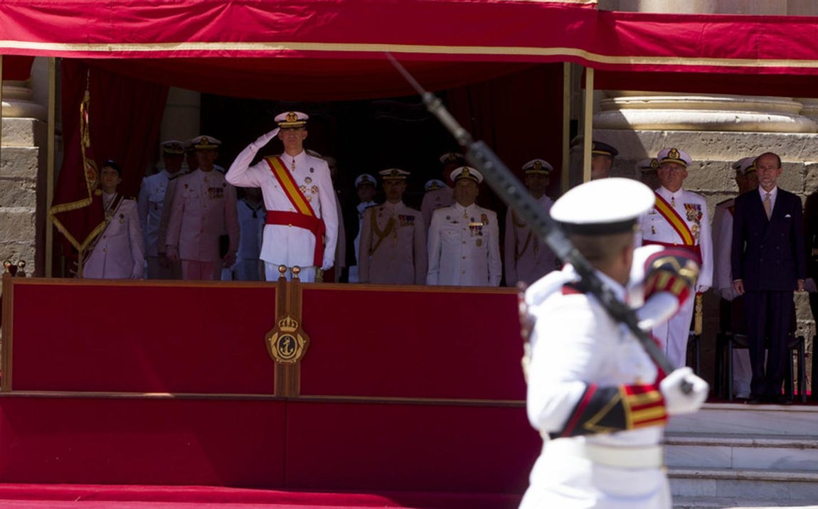 Felipe VI entrega en San Fernando los Reales Despachos