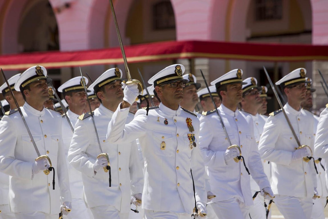 Felipe VI entrega en San Fernando los Reales Despachos