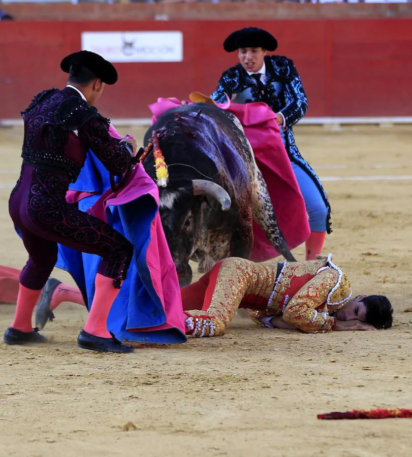 Víctor Barrio yace en la arena de la plaza de Teruel. 