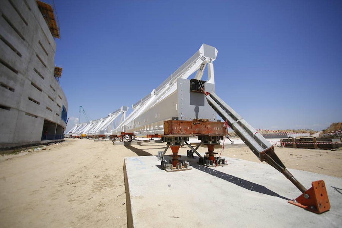12.. En el exterior del estadio ya se están montando pieza a pieza la estructura que sujetará la cubierta del estadio