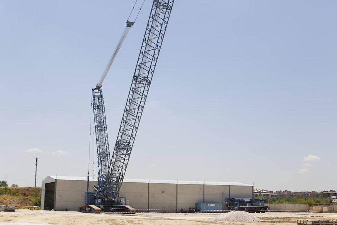 13.. La fábrica construida en el exterior donde se fabrican las piezas de hormigón que forman las gradas