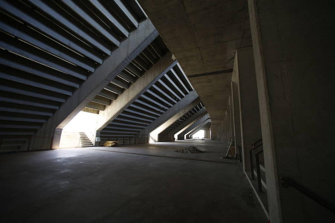 25.. La zona de acceso a las gradas medias y bajas, que están a 15 metros bajo el nivel de entrada de la calle