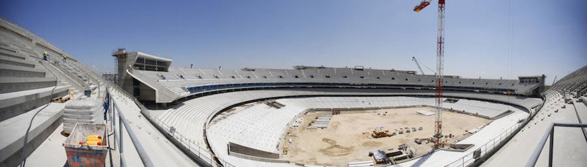 5.. La zona cubierta por la malla azul pertenecerá a los palcos VIP, que se construirán hasta 80