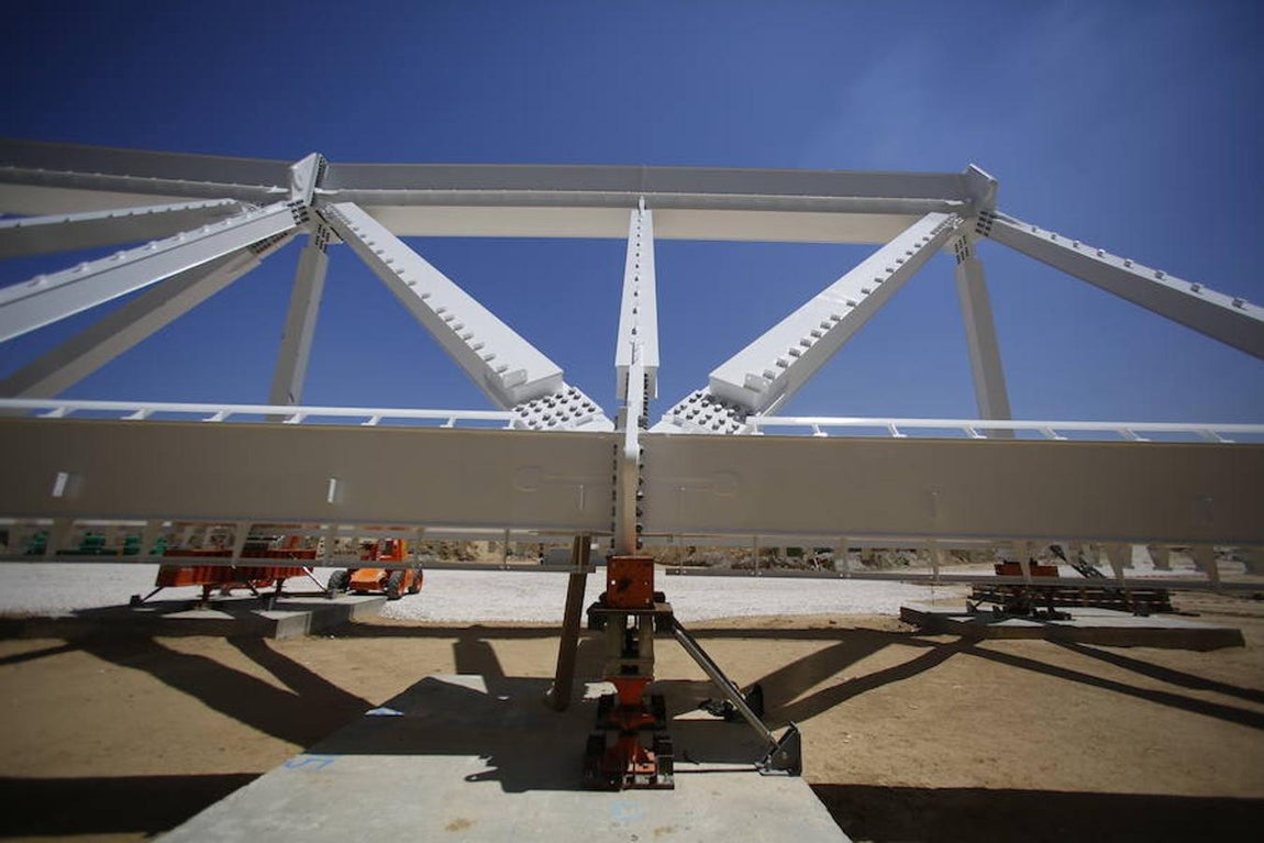 8.. Más de 6.000 toneladas de acero se utilizarán para montar las piezas que servirán de estructura de la cubierta del estadio