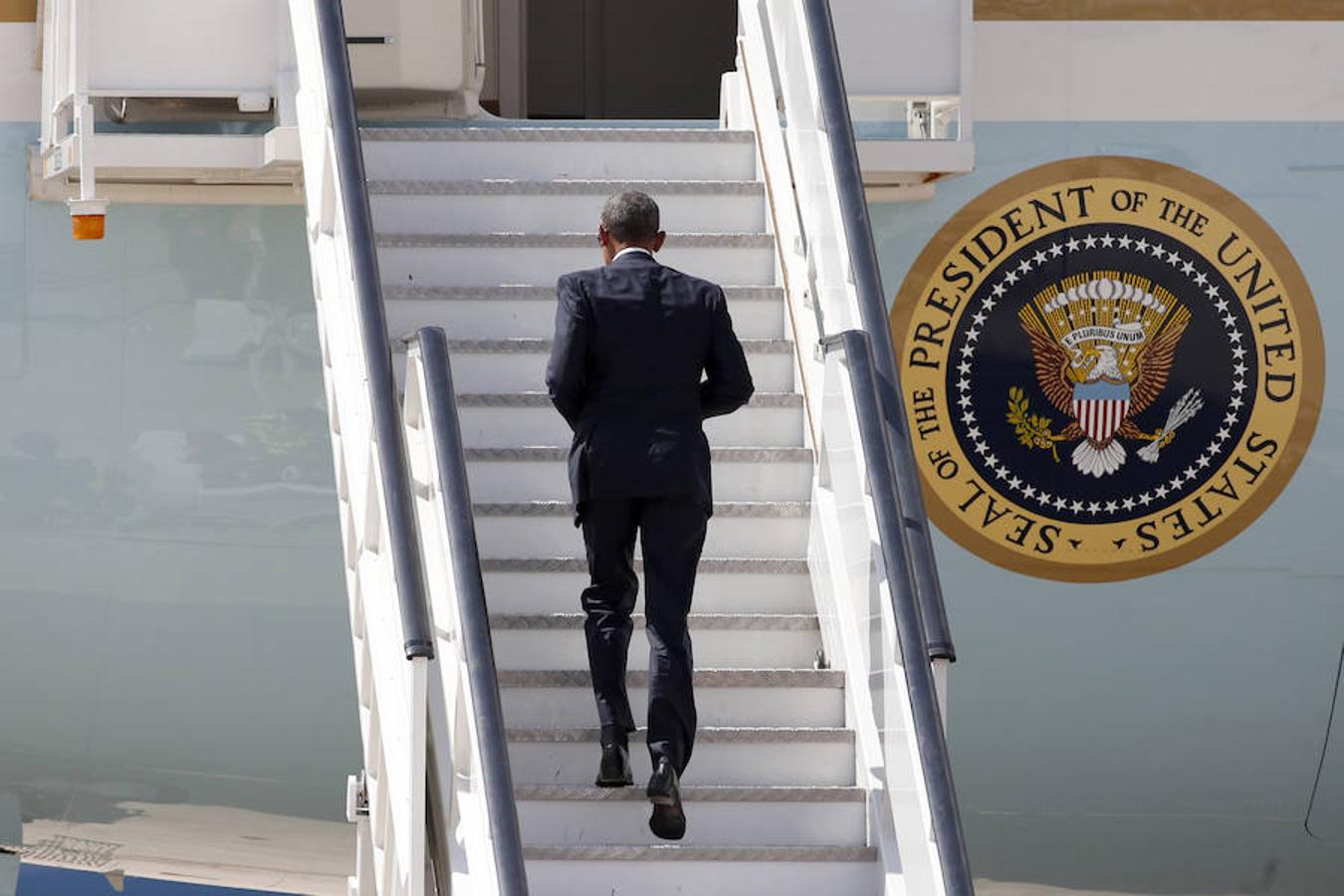 El presidente de EEUU, Barack Obama, sube al Air Force One en la base aérea de Torrejón de Ardoz (Madrid) antes de partir esta tarde hacia la base naval de Rota, en Cádiz, última escala de su primera visita oficial a España