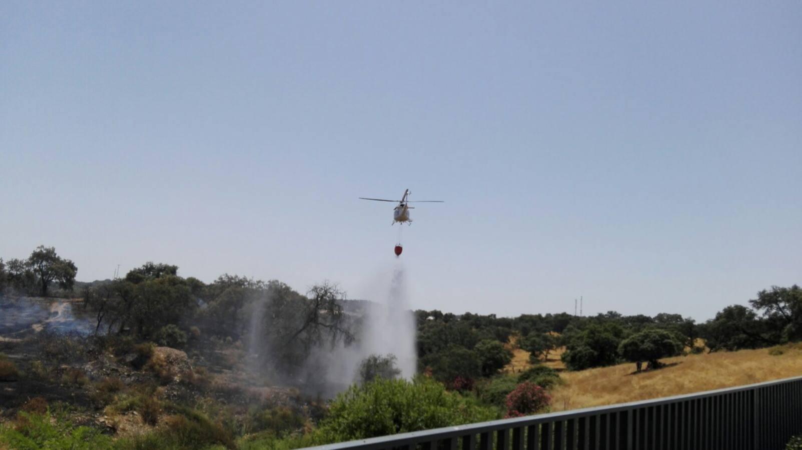 Un incendio de pastos obliga a desalojar la piscina del Ronquillo