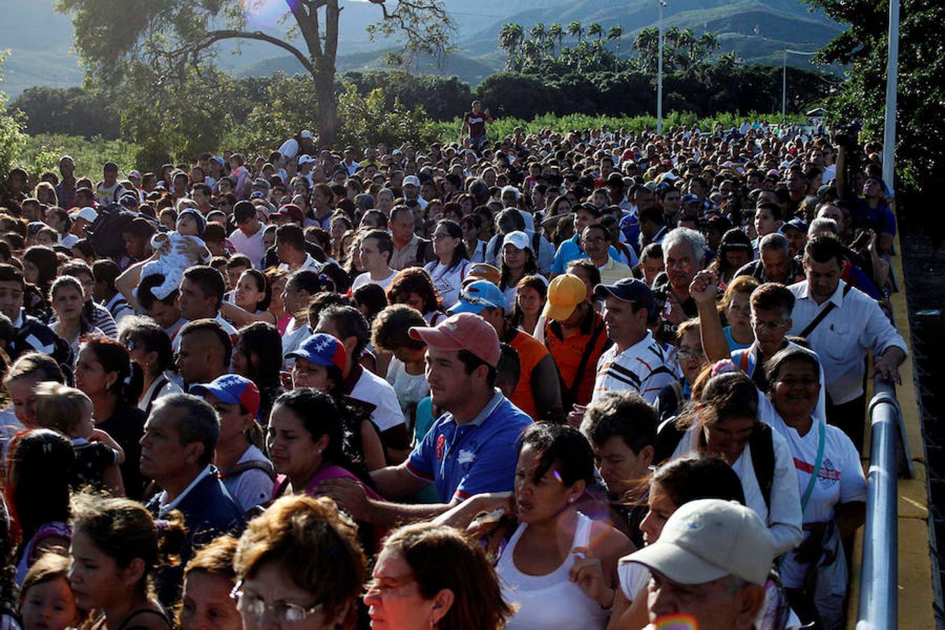 Miles de venezolanos cruzan la frontera en busca de alimentos. 