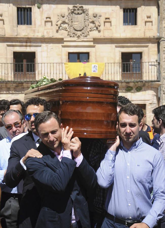 Compañeros de cuadrilla de Víctor Barrio a su salida de la iglesia de San Bartolomé, en la localidad segoviana de Sepúlveda. 