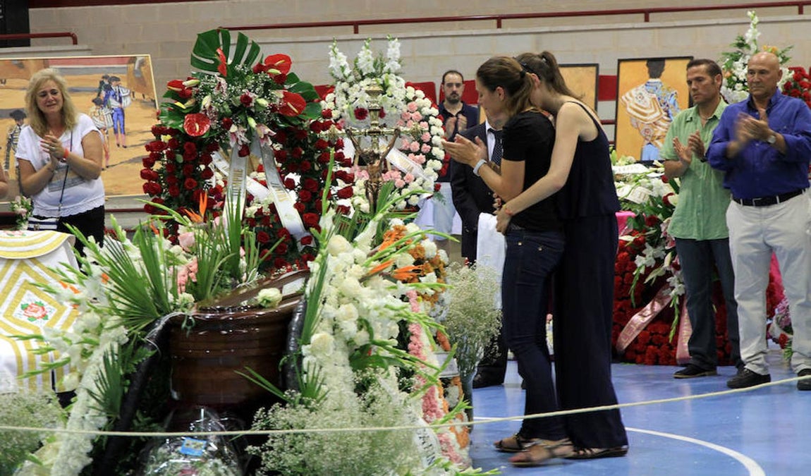 La viuda del torero Víctor Barrio, Raquel Sanz (2-d), abrazada por un familiar, le da su último adiós en la capilla ardiente. 