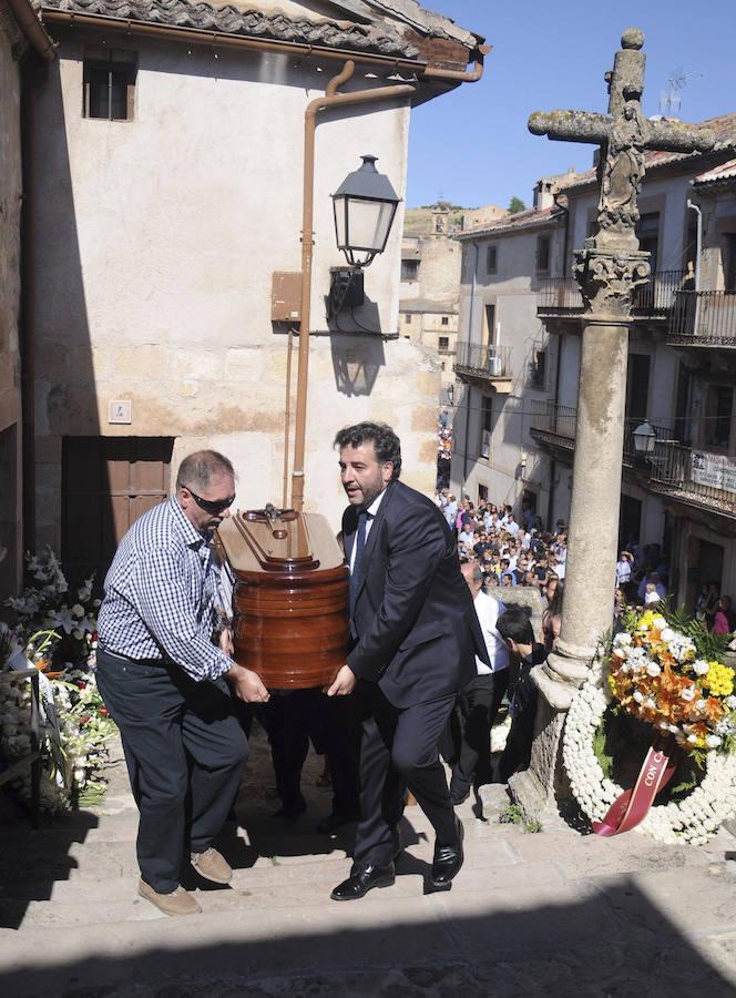 El féretro con los restos mortales del torrero, momentos antes de entrar en el templo. 