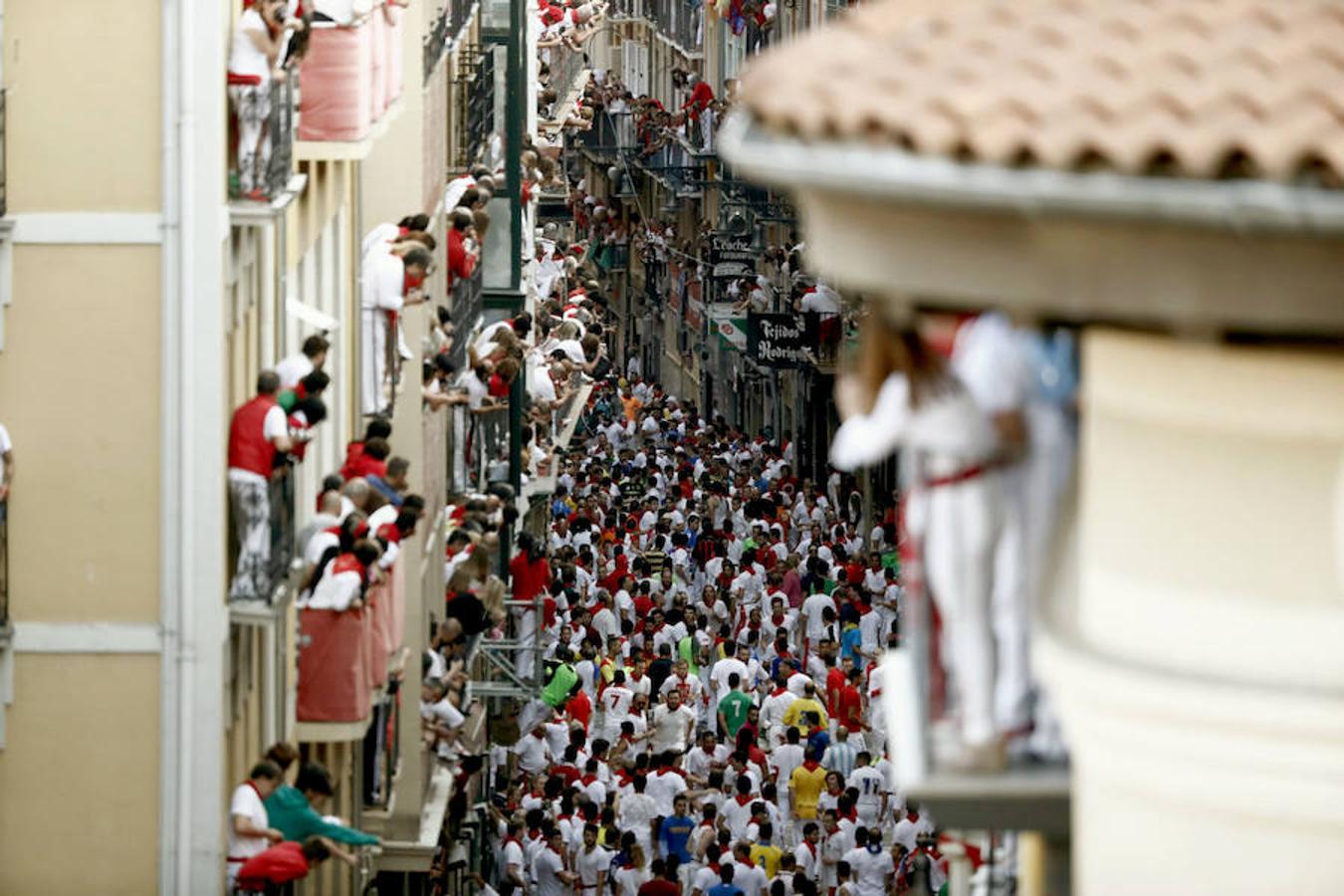 La menor presencia de corredores, tras el fin de semana, han propiciado bonitas carreras en las que los corredores han podido acercarse a las astas sin que ninguno haya resultado corneado