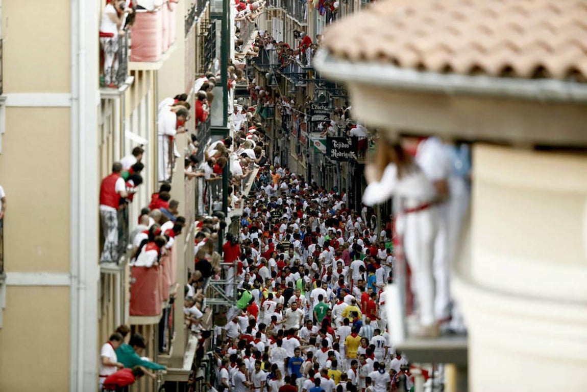 La menor presencia de corredores, tras el fin de semana, han propiciado bonitas carreras en las que los corredores han podido acercarse a las astas sin que ninguno haya resultado corneado. 