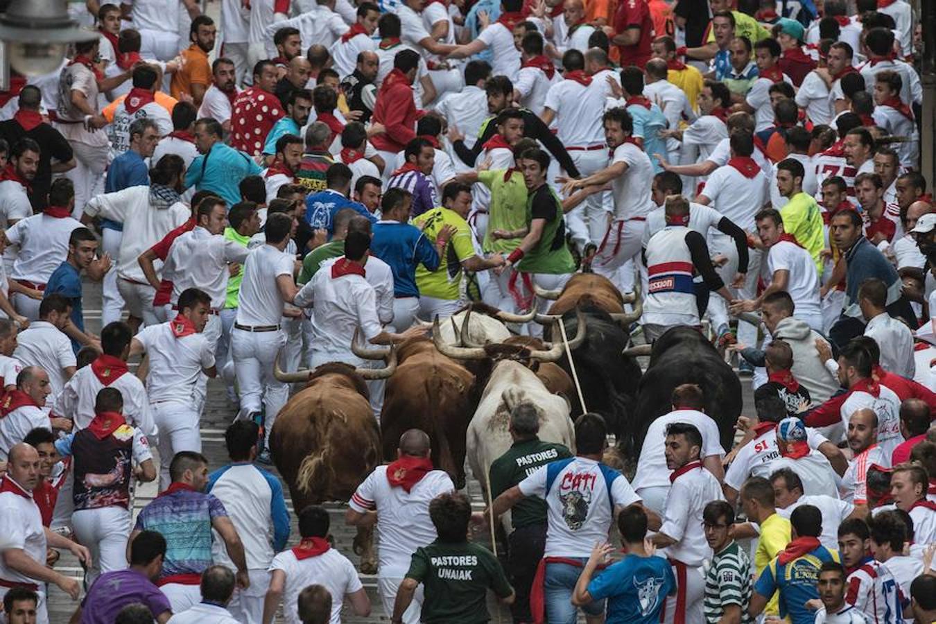 En la calle Estafeta se ha podido disfrutar de una preciosa carrera de mozos que peleaban por hacerse un hueco entre las astas. 