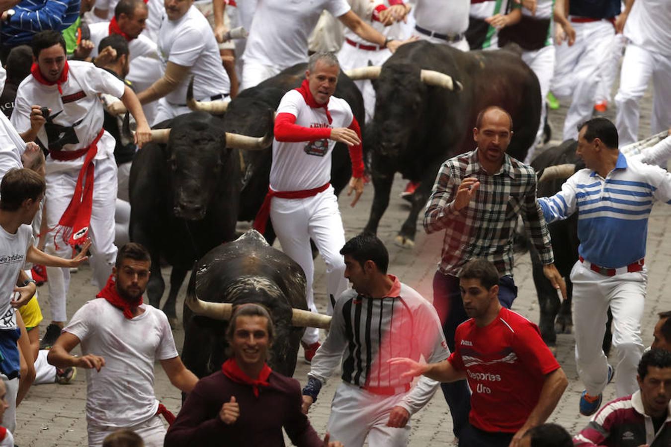 Los toros han corrido hermanados toda la carrera, marcada por una importante bajada de temperatura y una menor afluencia de corredores. 