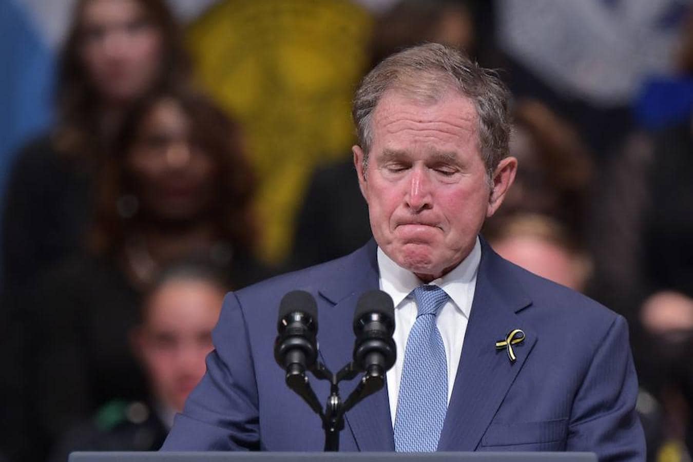 El ex presidente de Estados Unidos, George Bush, da un discurso en el funeral