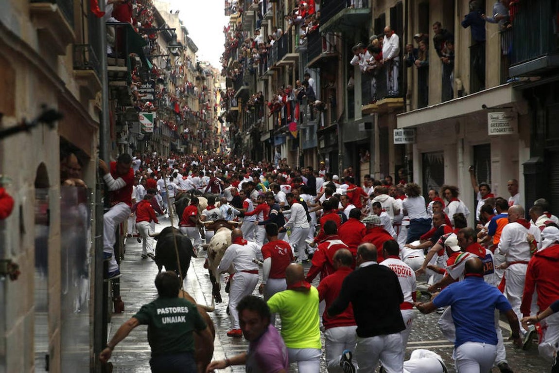 La carrera ha tenido menos corredores que otros días, por la lluvia que ha caído hasta una hora antes del encierro. 