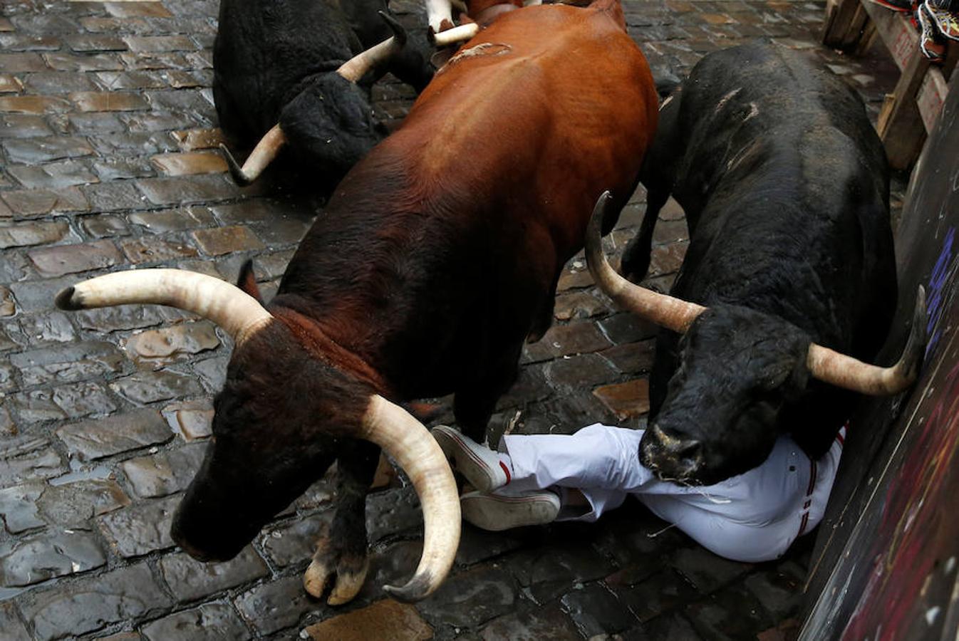 El incidente sucedió en la plaza del Ayuntamiento cuando un toro colorado ha embestido hacia el vallado