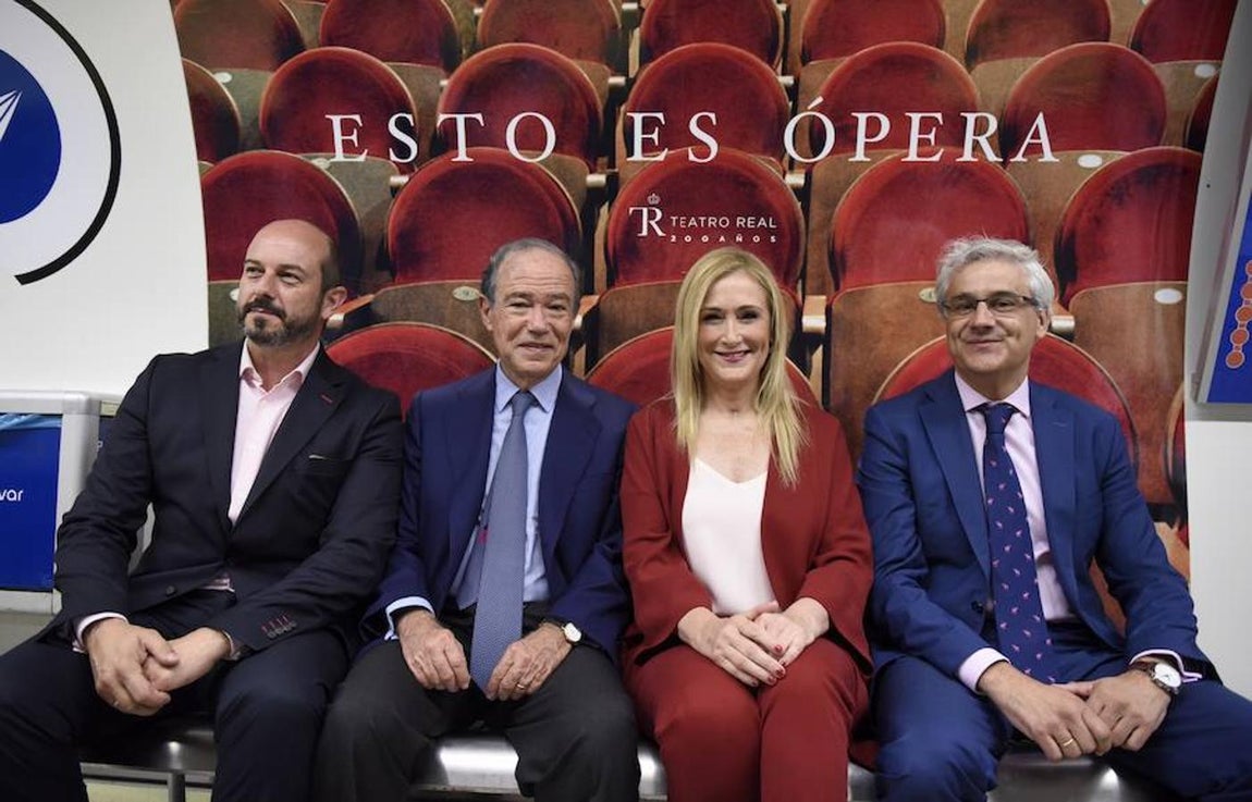 5. La presidente regional posa junto a sus acompañantes en un banco de la estación del metro