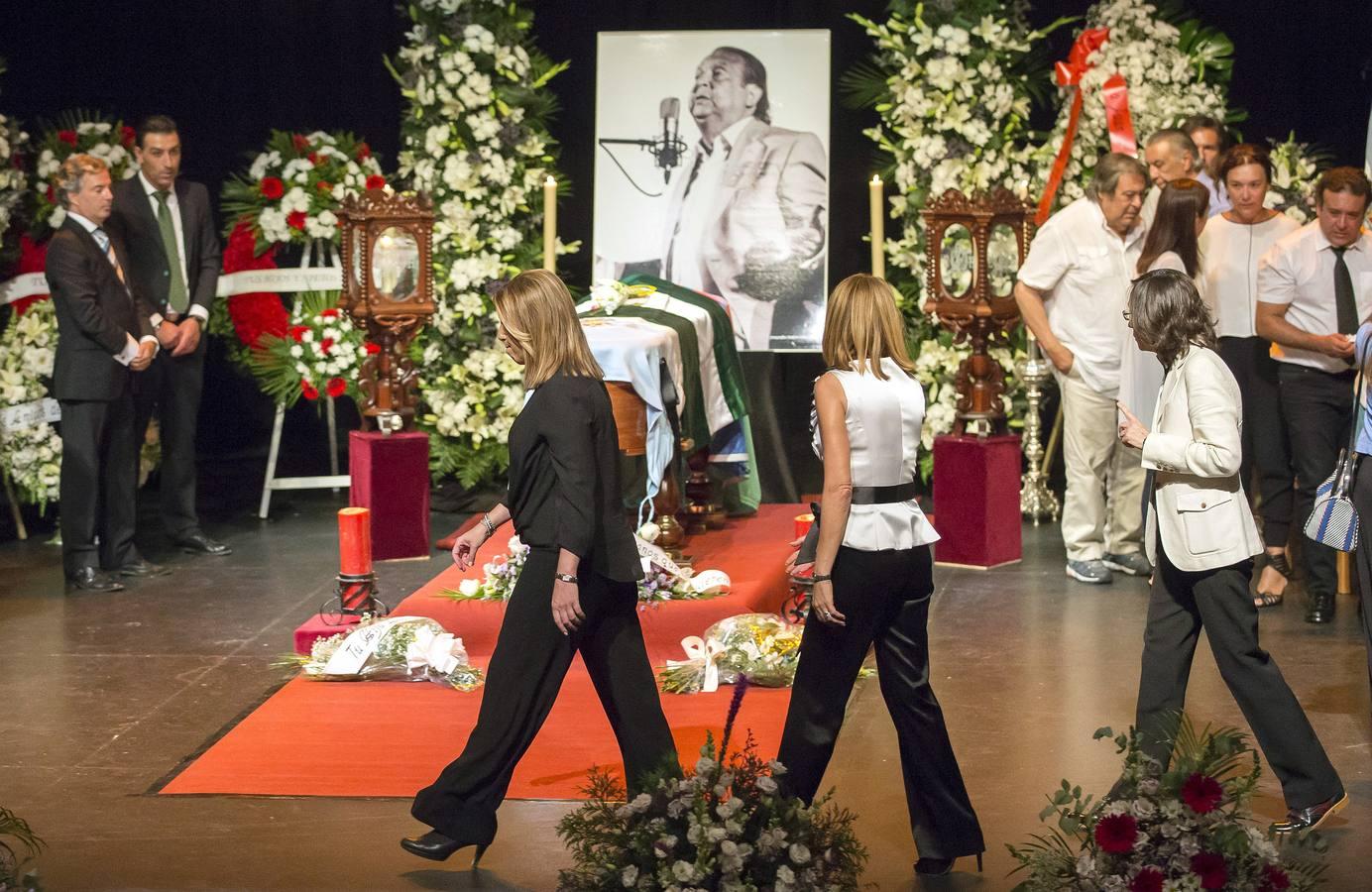 Capilla ardiente de «El Lebrijano» en el teatro «Juan Bernabé» de Lebrija