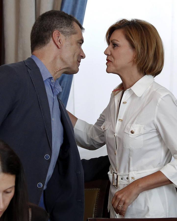 El actor Toni Cantó (Ciudadanos) y María Dolores de Cospedal, secretaria general del PP, coinciden en el Congreso de los Diputados. 