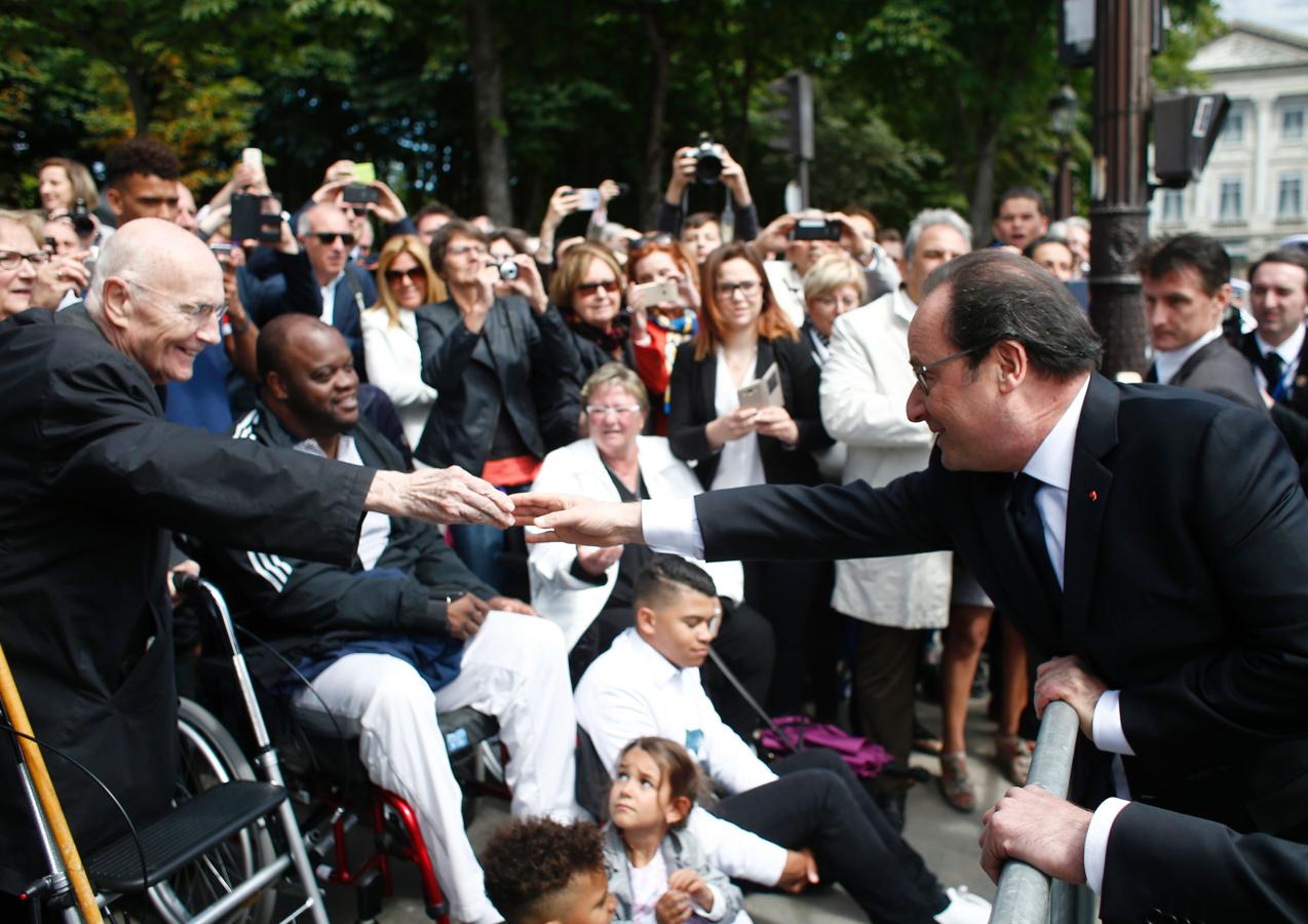 Hollande saluda a varios espectadores. 