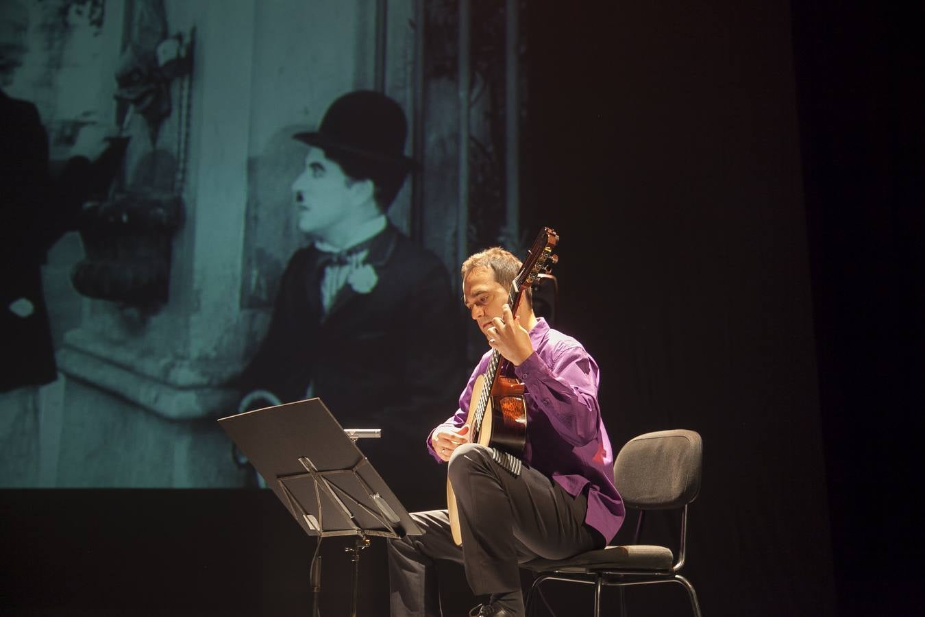 Guitarra, baile, literatura y cine sobre las tablas, en imágenes