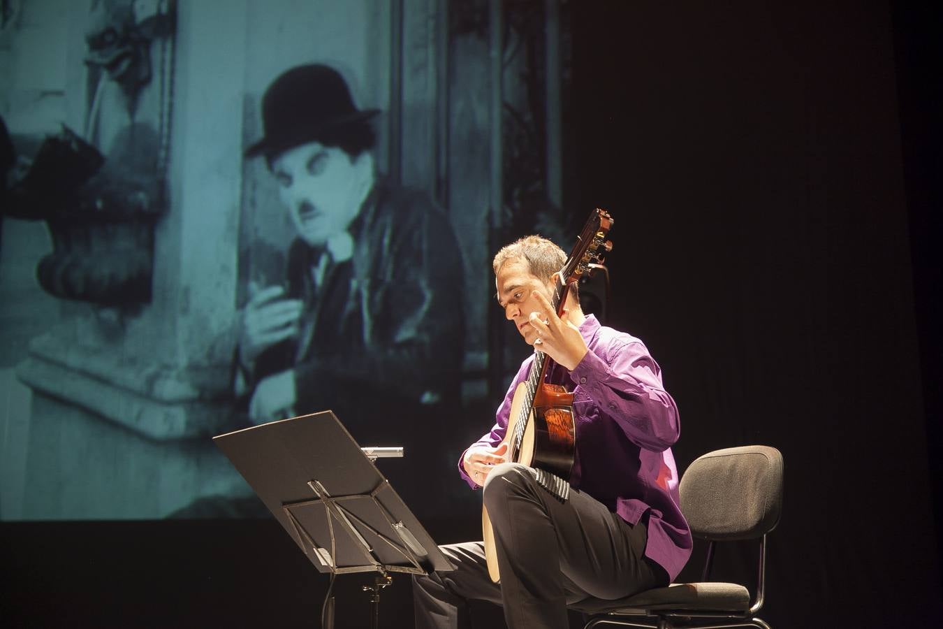 Guitarra, baile, literatura y cine sobre las tablas, en imágenes