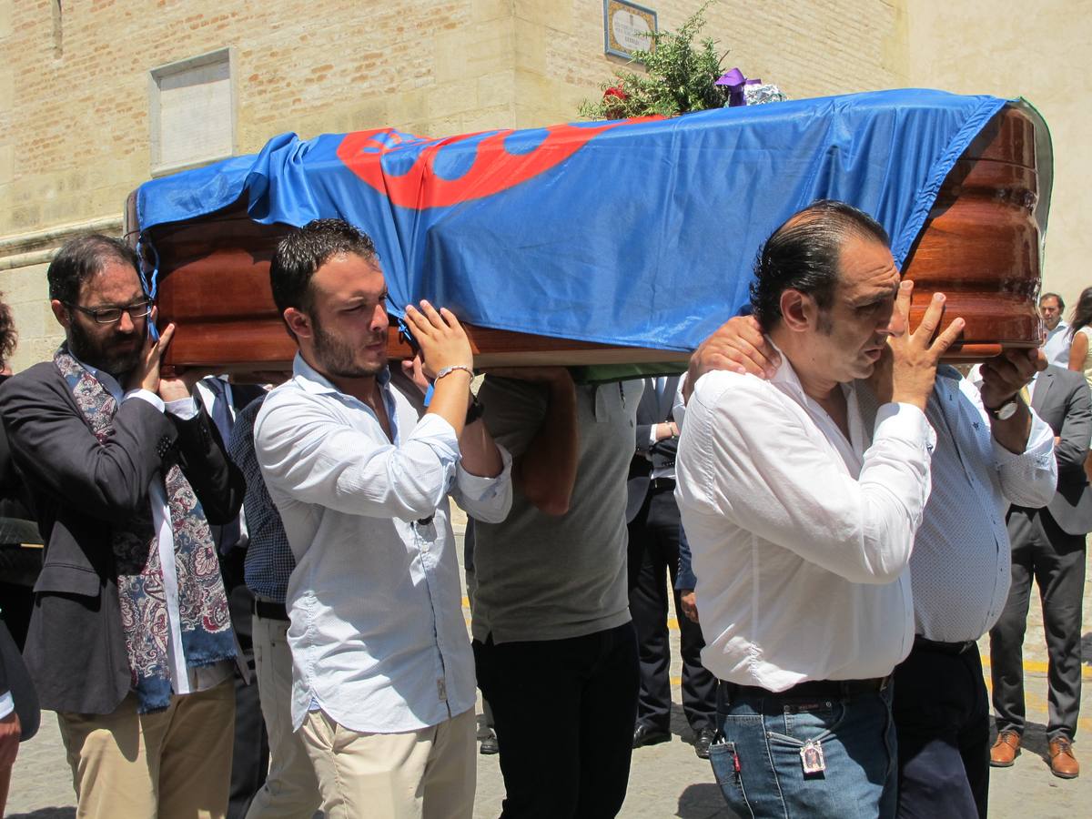 Multitudinario último adiós a Juan Peña El Lebrijano, donde numeroso público ha acompañando a su familia durante el funeral oficiado en la Parroquia de Nuestra Señora de la Oliva de Lebrija.