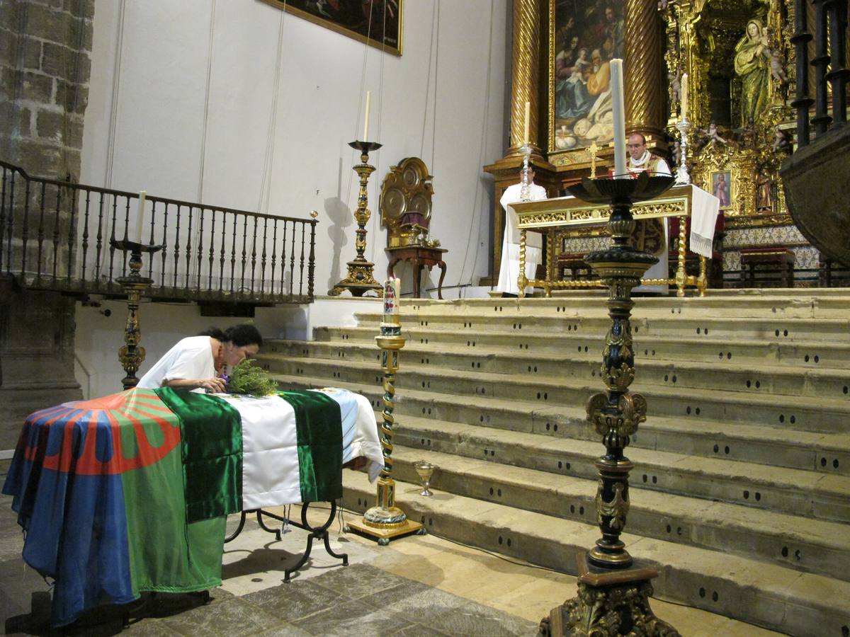 Multitudinario último adiós a Juan Peña El Lebrijano, donde numeroso público ha acompañando a su familia durante el funeral oficiado en la Parroquia de Nuestra Señora de la Oliva de Lebrija.