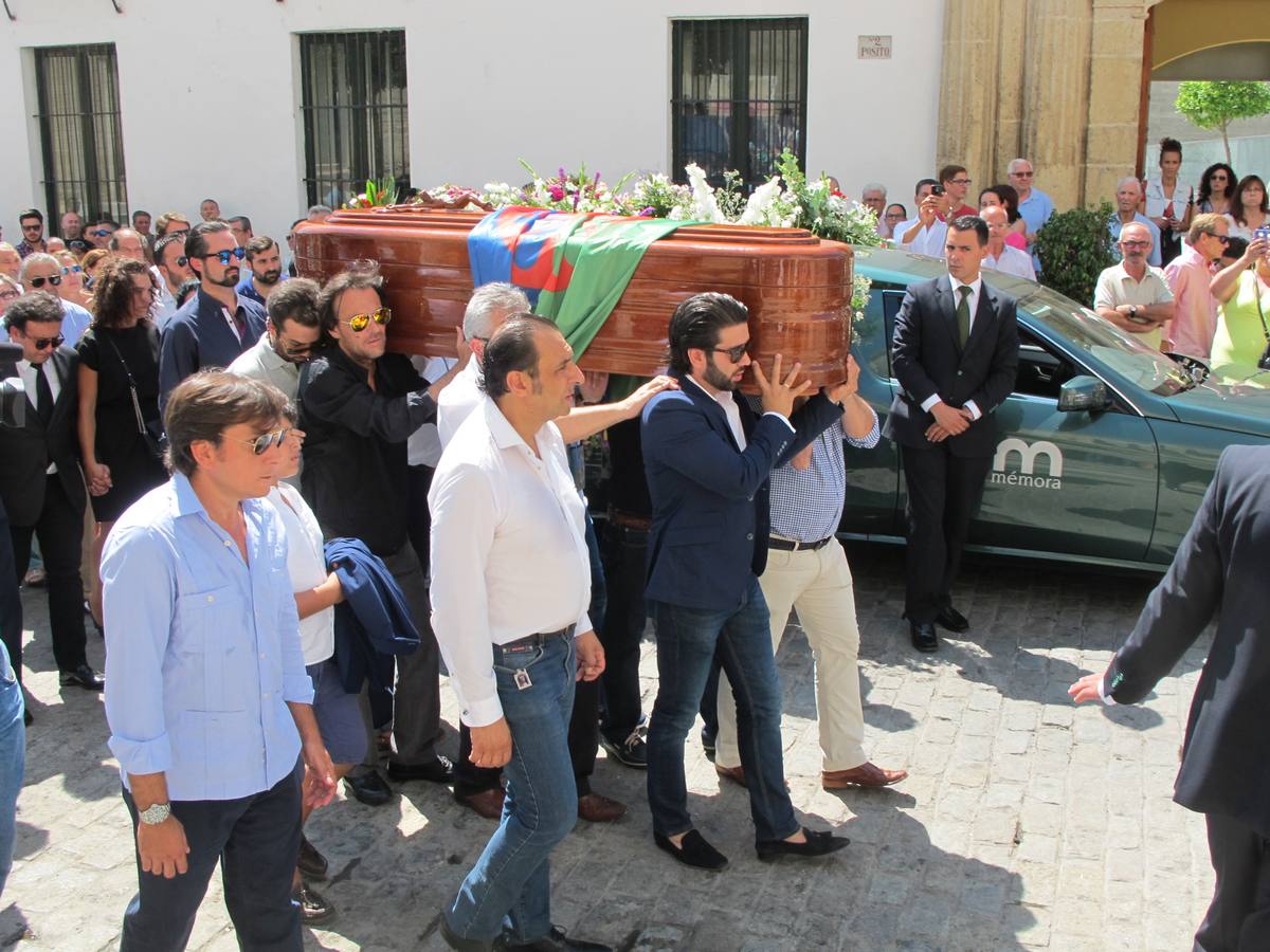 Multitudinario último adiós a Juan Peña El Lebrijano, donde numeroso público ha acompañando a su familia durante el funeral oficiado en la Parroquia de Nuestra Señora de la Oliva de Lebrija.