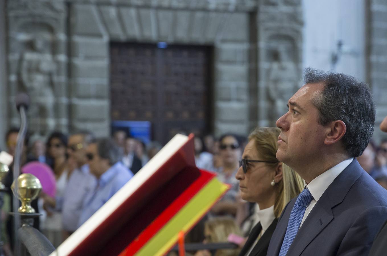 Multitudinario último adiós a Juan Peña El Lebrijano, donde numeroso público ha acompañando a su familia durante el funeral oficiado en la Parroquia de Nuestra Señora de la Oliva de Lebrija.