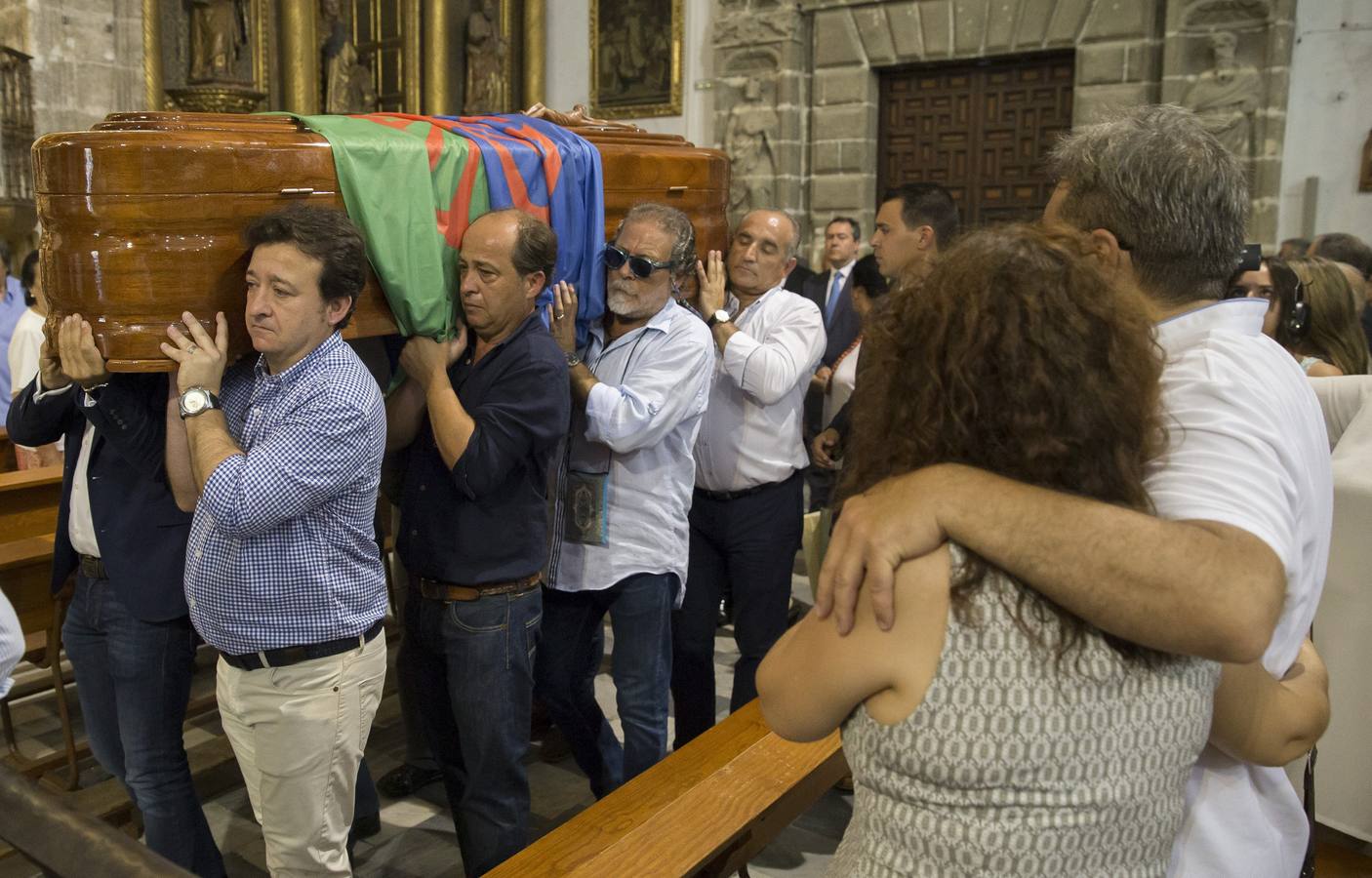 Multitudinario último adiós a Juan Peña El Lebrijano, donde numeroso público ha acompañando a su familia durante el funeral oficiado en la Parroquia de Nuestra Señora de la Oliva de Lebrija.