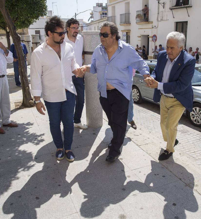 Multitudinario último adiós a Juan Peña El Lebrijano, donde numeroso público ha acompañando a su familia durante el funeral oficiado en la Parroquia de Nuestra Señora de la Oliva de Lebrija.